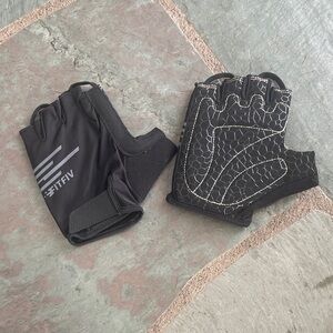 NWT Black and Gray Fingerless Cycling Gloves
